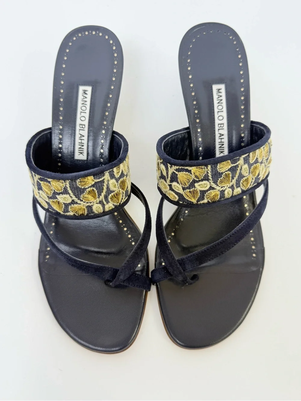 Manolo Blahnik Susa 50 Navy Gold Embroidered Thong Sandals Kitten Heels 39.5